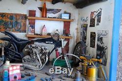 Belle maquette (Atelier de moto Harley Davidson) fait main, ancienne