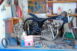 Belle maquette (Atelier de moto Harley Davidson) fait main, ancienne