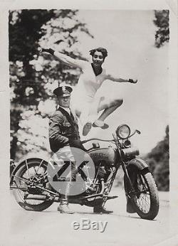 HARLEY-DAVIDSON Boys in Blue POLICE Moto Athlète Femme SAUT Jump Photo 1920s