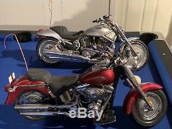 Harley Davidson Rouge & Gris Fat Boy 9.6V R/C Motocyclettes (Big Jouets)